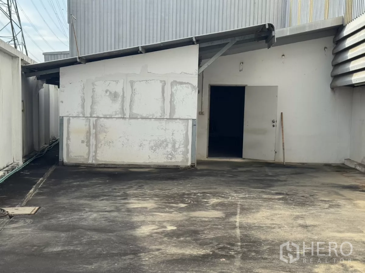 工厂 出租或出售在Bang Phli, Samut Prakan - 后方服务区，小型附属建筑带遮雨棚。