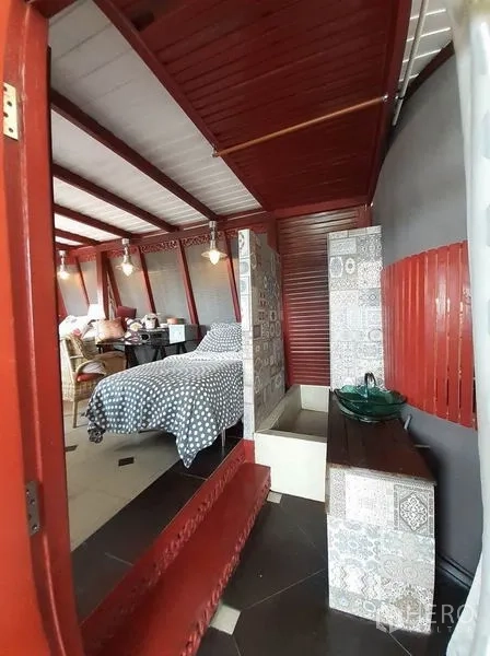 公寓 出租在Bang Na, Bangkok - 红色调多功能房，花纹瓷砖与洗手盆