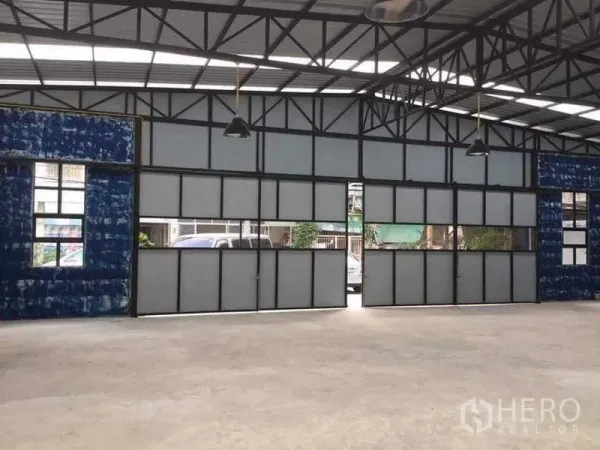 คลังสินค้า ให้เช่าในBang Kapi, Bangkok - มุมมองสู่ประตูเหล็กบานเลื่อนและช่องลม เหมาะสำหรับขนส่งสินค้า