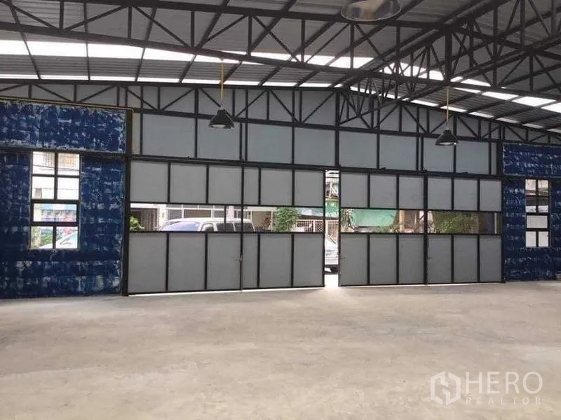 คลังสินค้า ให้เช่าในBang Kapi, Bangkok - มุมมองสู่ประตูเหล็กบานเลื่อนและช่องลม เหมาะสำหรับขนส่งสินค้า