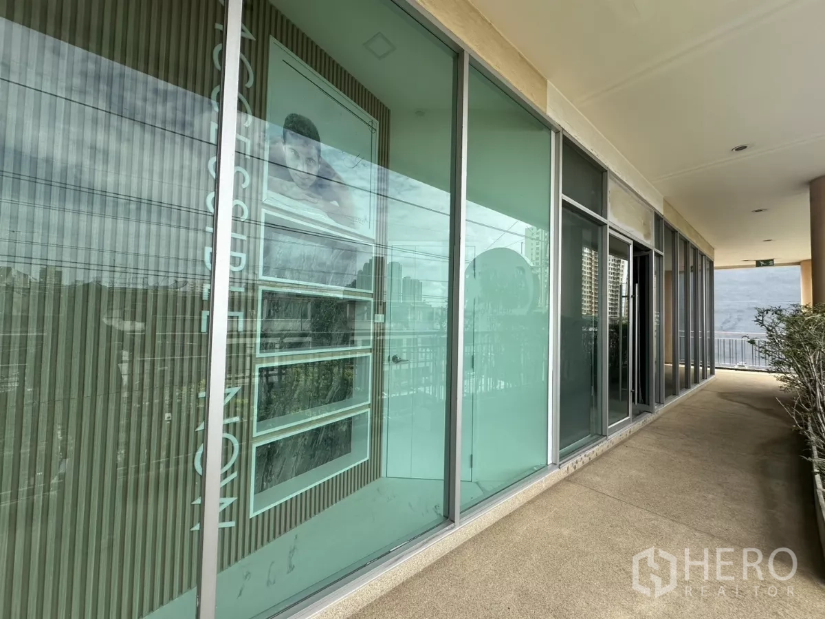 零售空间 出租在Phra Khanong, Bangkok - 有顶室外走廊，落地玻璃立面俯瞰城市景观。