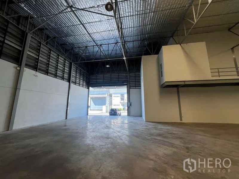 货栈 出租在Prawet, Bangkok - 室内视角，看向可供卡车进出的卷帘大门。