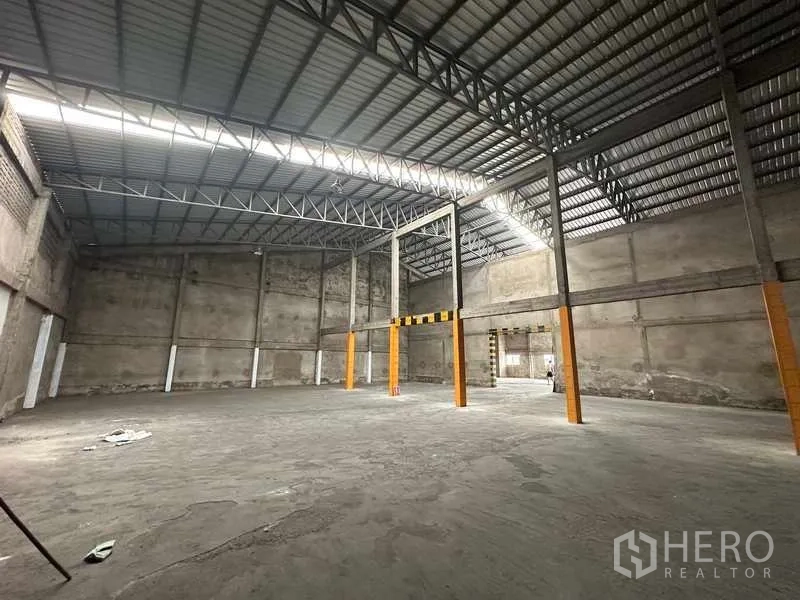 货栈 出租在Mueang Pathum Thani, Pathum Thani - 挑高仓库内部，钢结构屋顶与采光带，空间宽敞。