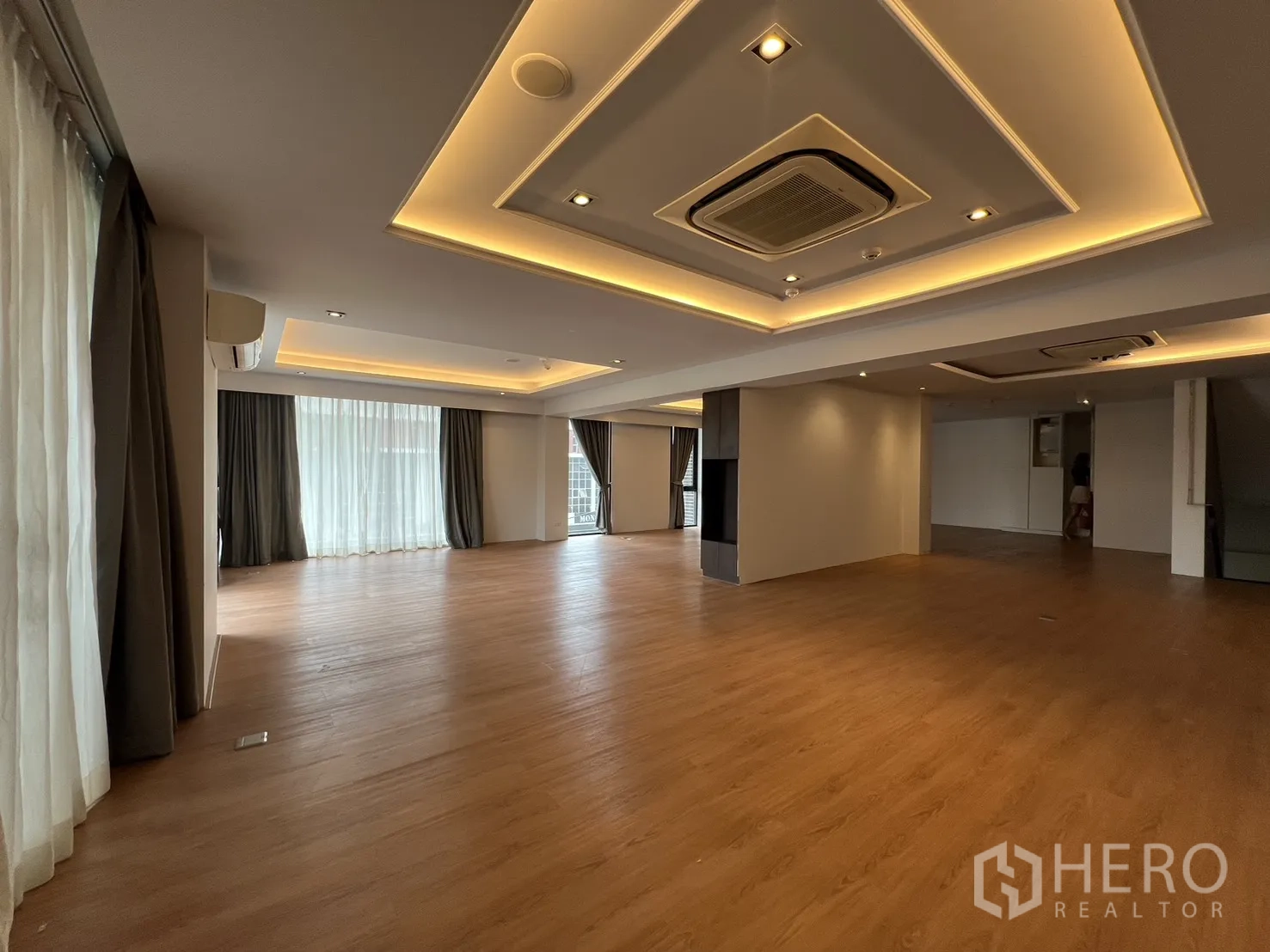 零售空间 出租在Khlong Toei, Bangkok - 多功能大房，层次天花、窗帘与木地板