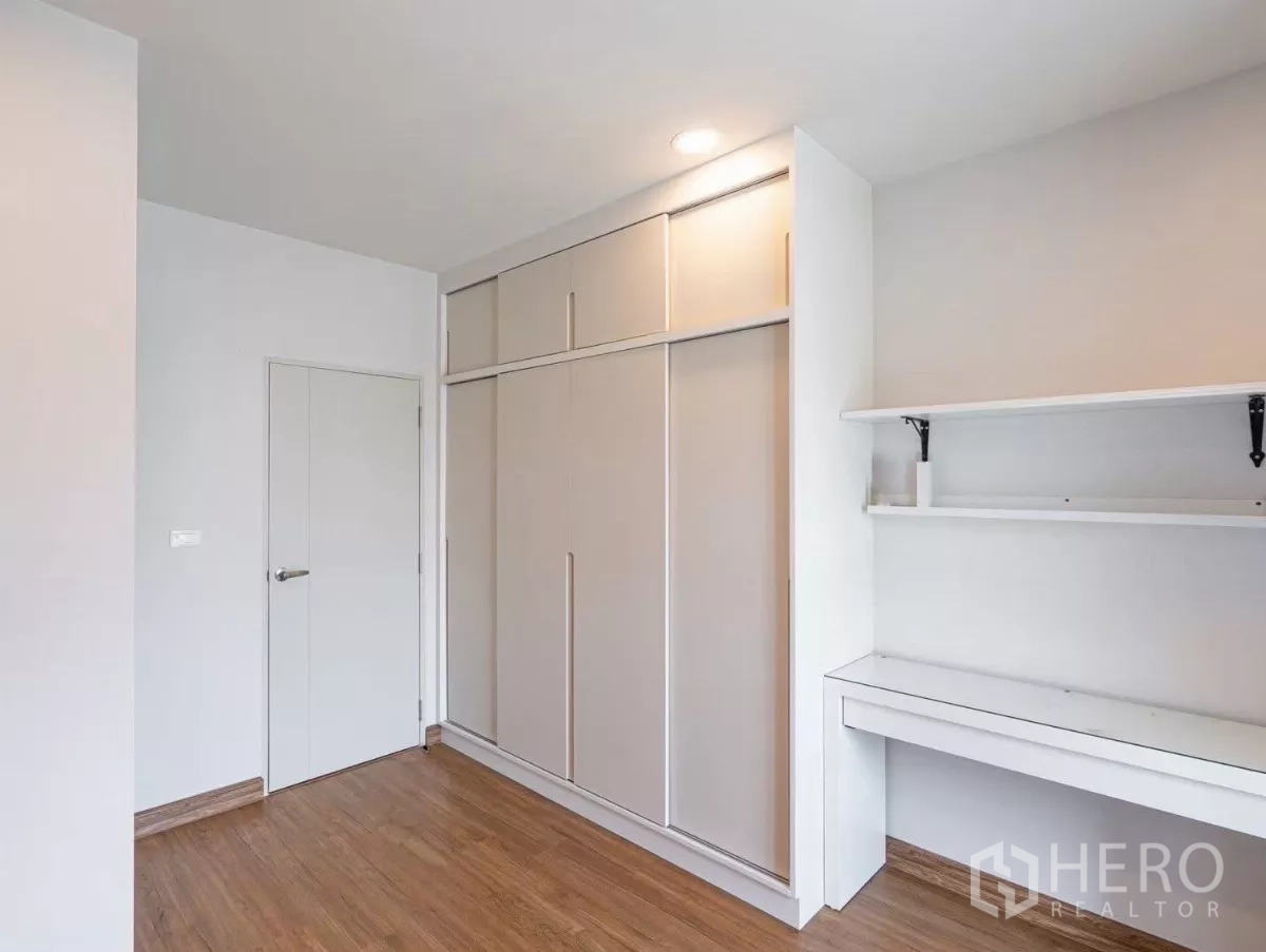 Detached House for rent in Bang Phli, Samut Prakan - Bright room with built-in closet and work desk.