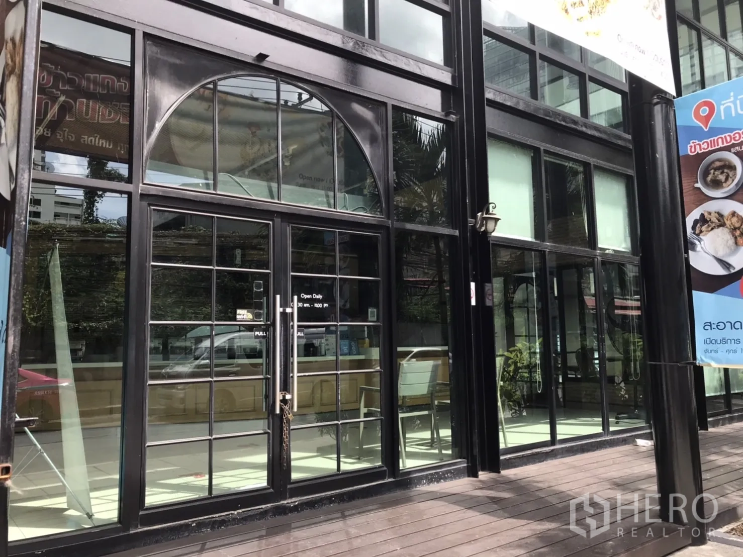 พื้นที่ขายปลีก ให้เช่าในKhlong Toei, Bangkok - ประตูหน้าร้านกระจกคู่และช่องหน้าต่างกรอบโลหะสีดำ