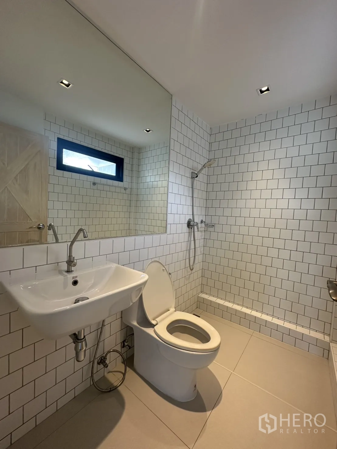 สำนักงานที่บ้าน ให้เช่าหรือขายในPhra Khanong, Bangkok - ห้องน้ำพร้อมโซนอาบน้ำ กระจกบานใหญ่ และกระเบื้องสี่เหลี่ยมสีขาว