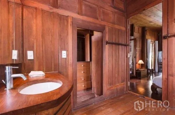 บ้าน ให้เช่าในBang Na, Bangkok - ห้องน้ำกรุไม้พร้อมเคาน์เตอร์อ่างล้างหน้าไม้โค้ง ทางเชื่อมเข้าห้องนอนและตู้บิลท์อิน