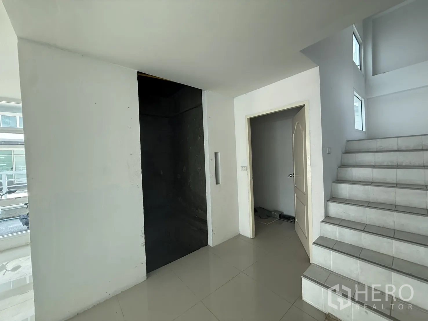 สำนักงาน ให้เช่าในBueng Kum, Bangkok - พื้นที่เตรียมติดตั้งลิฟต์ข้างบันได พร้อมสำหรับลิฟต์ในอนาคต