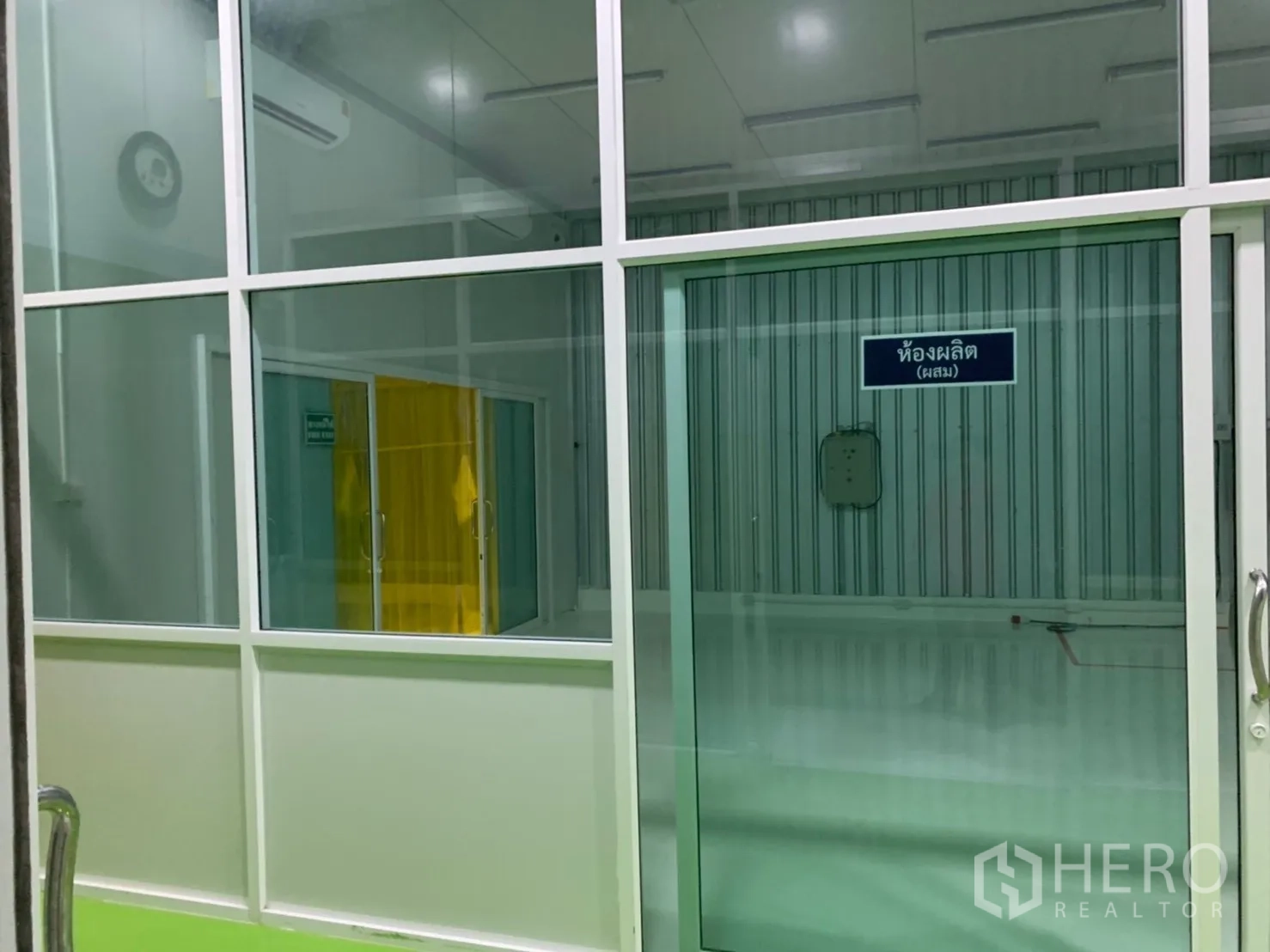 โรงงาน for rent in Khlong Luang, Pathum Thani - ห้องผลิตกั้นกระจกพร้อมประตูบานเลื่อนและเครื่องปรับอากาศ