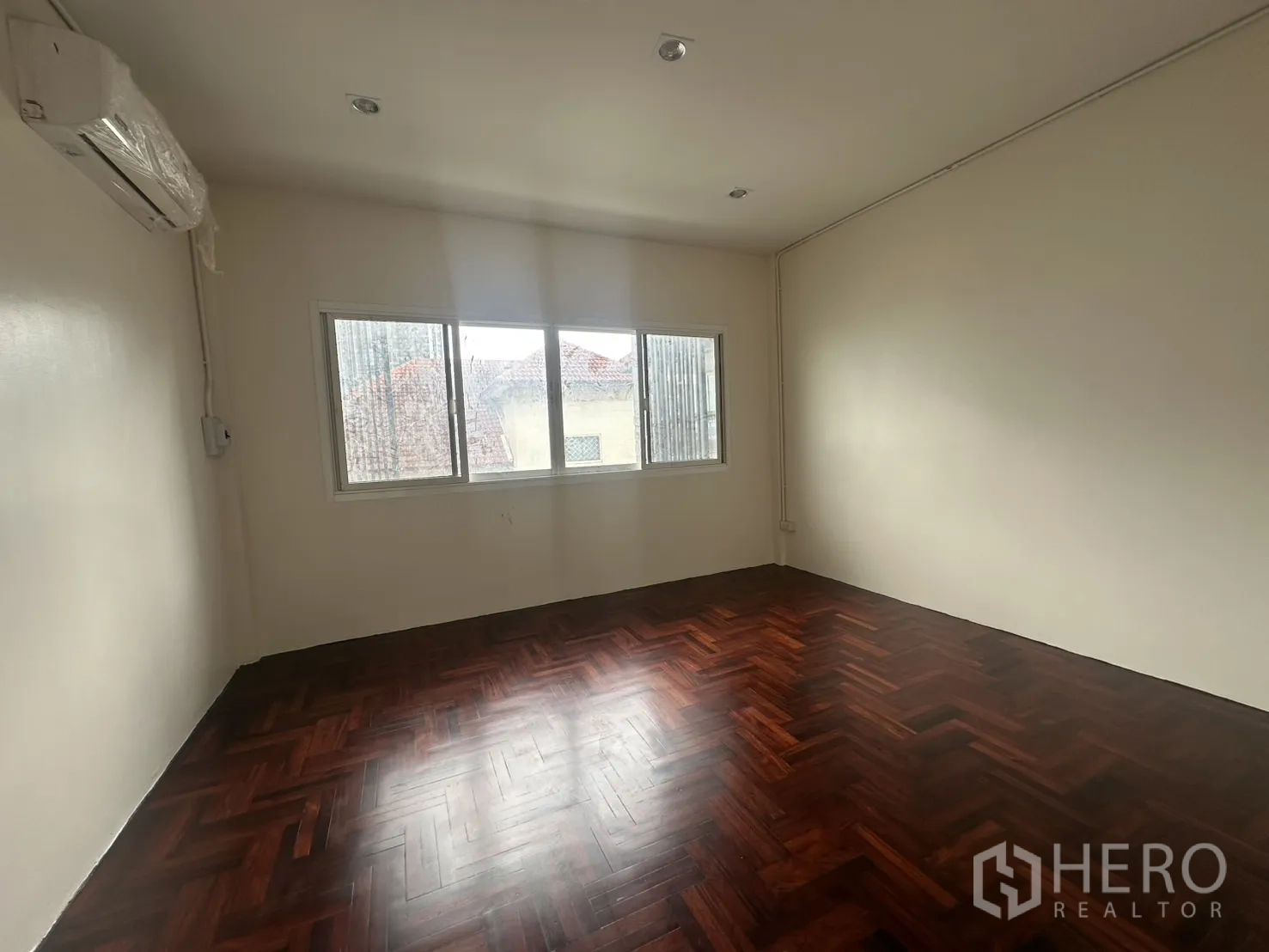 สำนักงานที่บ้าน ให้เช่าในKhlong Toei, Bangkok - ห้องนอนพื้นไม้ลายก้างปลาเข้ม พร้อมหน้าต่างบานกว้าง