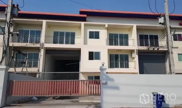 工厂 出租或出售在Mueang Samut Sakhon, Samut Sakhon - Mueang Samut Sakhon 两层工厂仓库外立面，带大门与装卸通道。