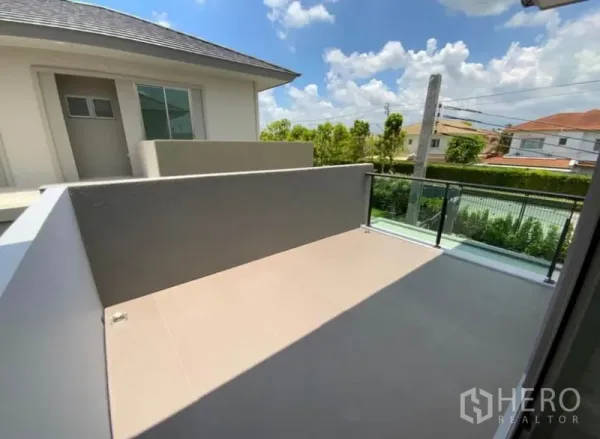 บ้าน ให้เช่า - ระเบียงชั้นบนราวกระจก มองเห็นหมู่บ้านและพื้นที่สีเขียว