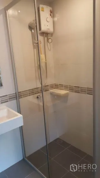 คอนโด ขายในChatuchak, Bangkok - ภาพระยะใกล้ของตู้ฝักบัวกระจกพร้อมเครื่องทำน้ำอุ่นและที่วางของ