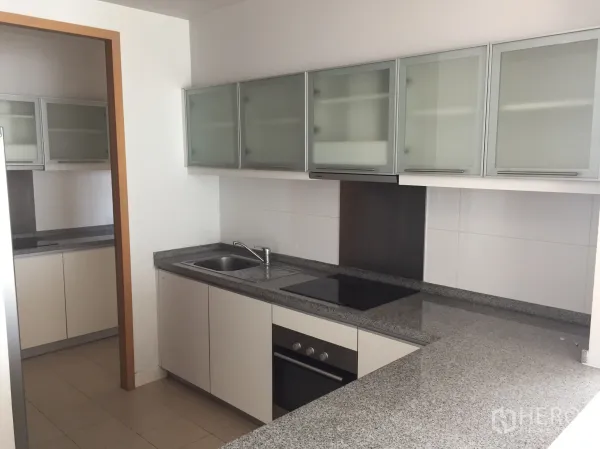 คอนโด ให้เช่าในKhlong Toei, Bangkok - ครัวยุโรปพร้อมตู้บานกระจก เตาอบ เตาไฟฟ้า และท๊อปหินแกรนิต