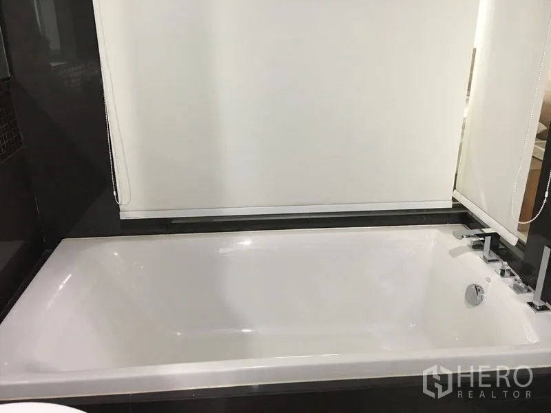 คอนโด ให้เช่าในKhlong Toei, Bangkok - อ่างอาบน้ำสีขาวพร้อมก๊อกโครเมียมในห้องน้ำโมเดิร์น