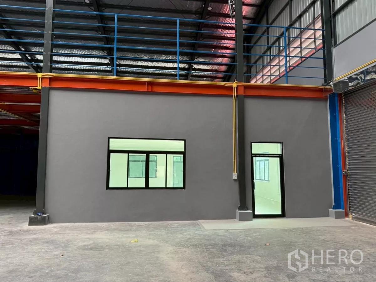 货栈 出租在Krathum Baen, Samut Sakhon - 仓内独立办公区，设窗户与卷帘门通道