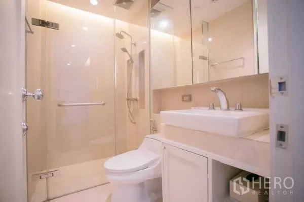 คอนโด ให้เช่าในPathum Wan, Bangkok - ห้องน้ำที่สองพร้อมตู้ฝักบัวกระจก โถสุขภัณฑ์ และอ่างล้างหน้า พร้อมตู้กระจก