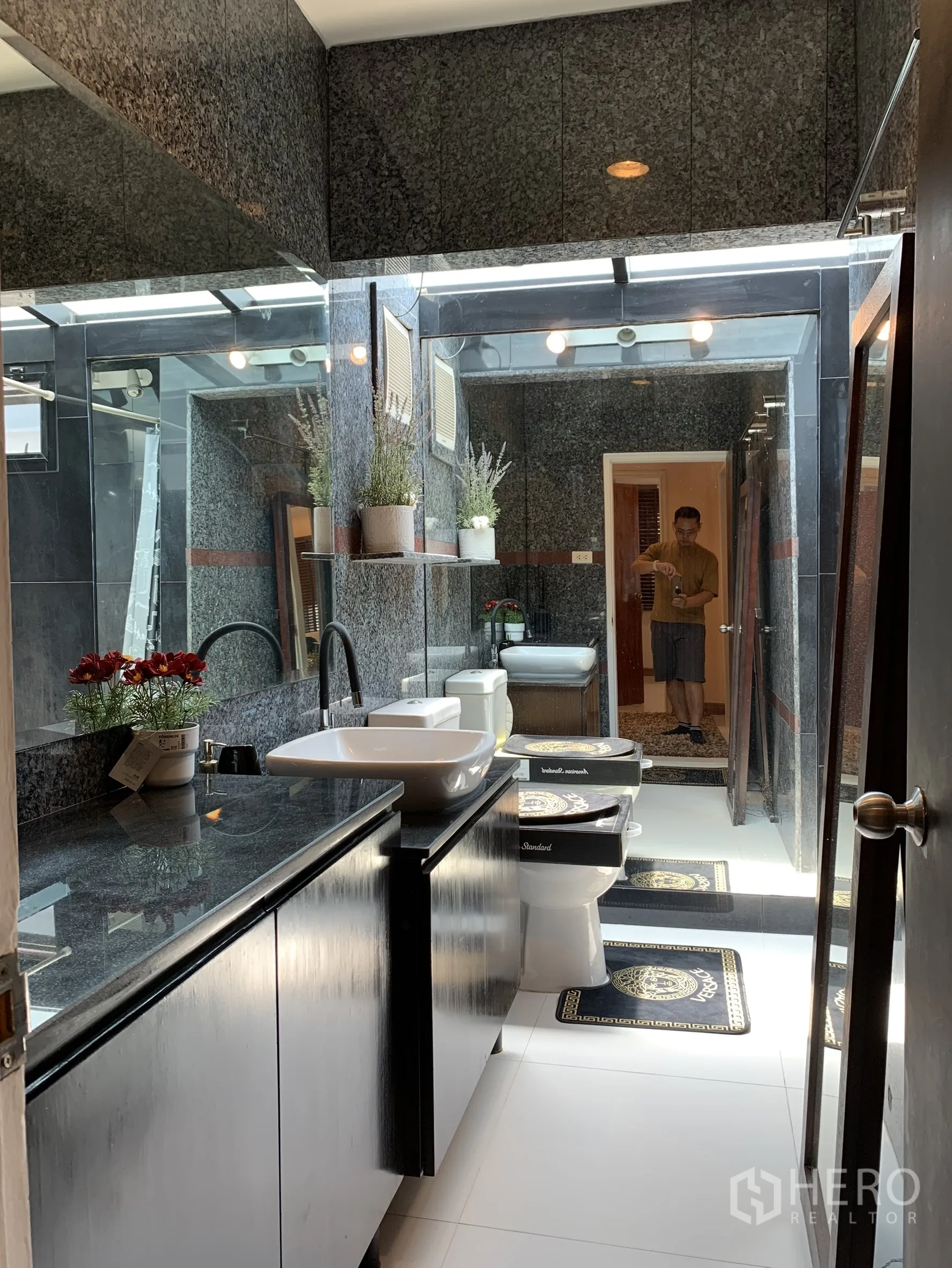 บ้านเดี่ยว for rent in Saphan Sung, Bangkok - ห้องน้ำกรุแกรนิต เคาน์เตอร์ยาว อ่างล้างหน้าแบบวางบนเคาน์เตอร์ กระจกบานใหญ่ และโถสุขภัณฑ์.