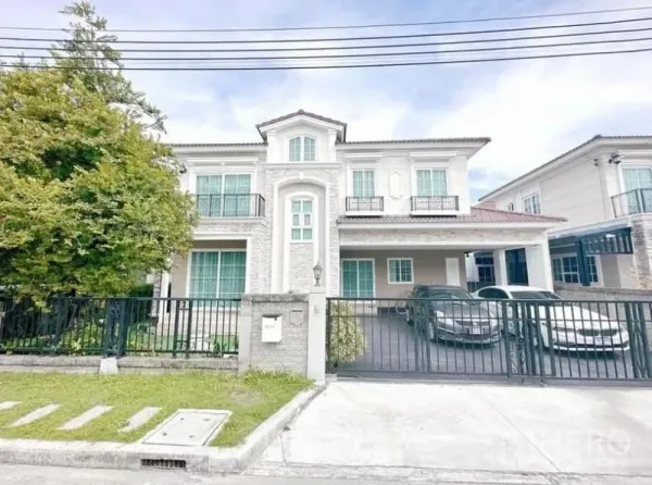 บ้าน ให้เช่าในBueng Kum, Bangkok - บ้านเดี่ยวสองชั้นพร้อมรั้ว ประตูทางเข้า ที่จอดรถ 2 คัน และระเบียงขนาดเล็ก ในเขตบึงกุ่ม