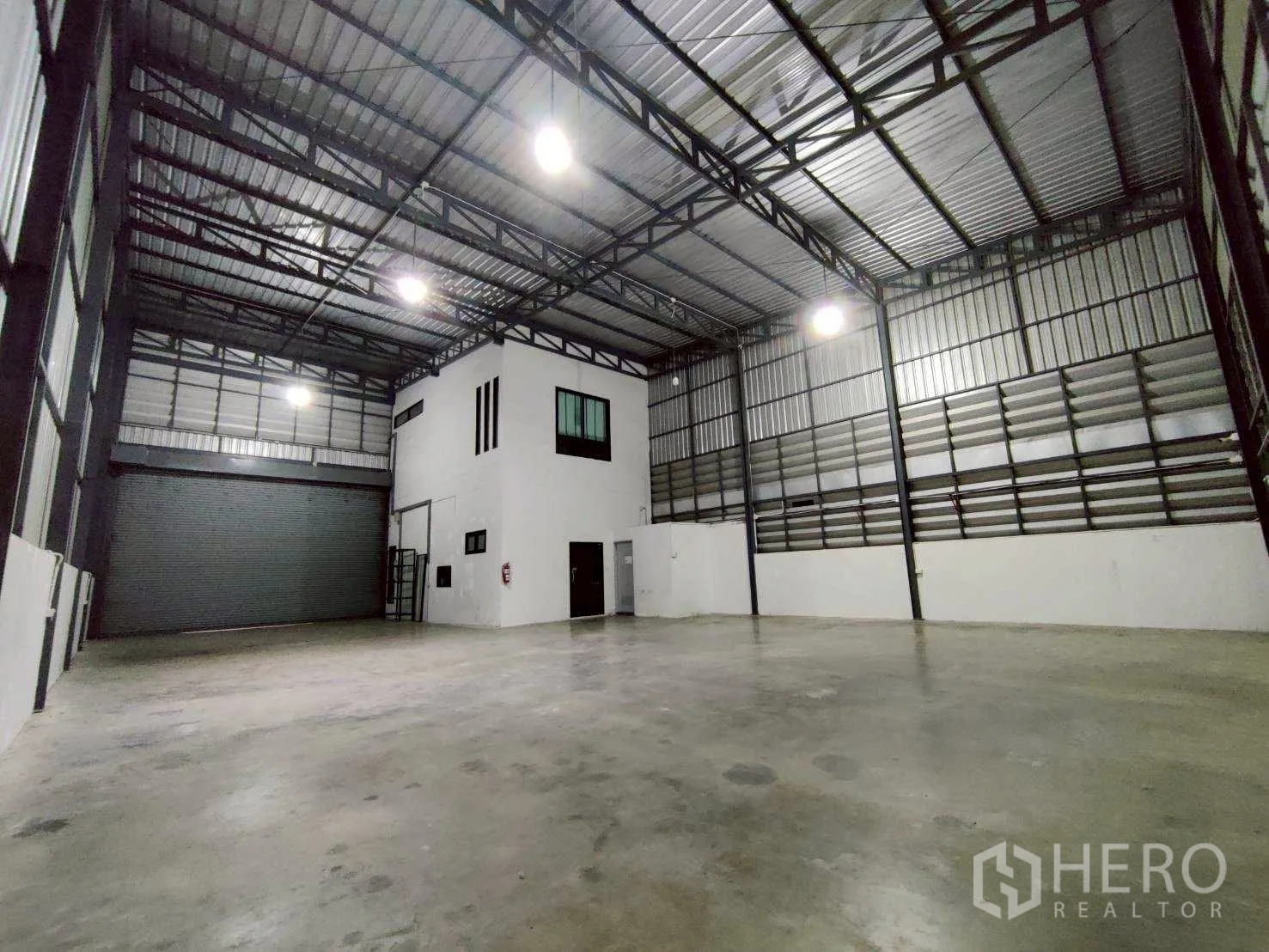 Warehouse for rent in Lam Luk Ka, Pathum Thani - Front elevation highlighting the roller door and office windows.
