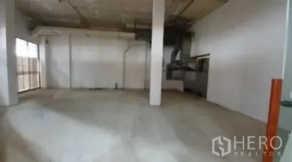 零售空间 出租在Khlong Toei, Bangkok - 毛坯商铺内部，柱体与后场排风系统，灵活布局适合咖啡或精品店。