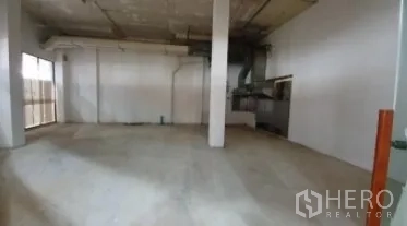 零售空间 出租在Khlong Toei, Bangkok - 毛坯商铺内部，柱体与后场排风系统，灵活布局适合咖啡或精品店。