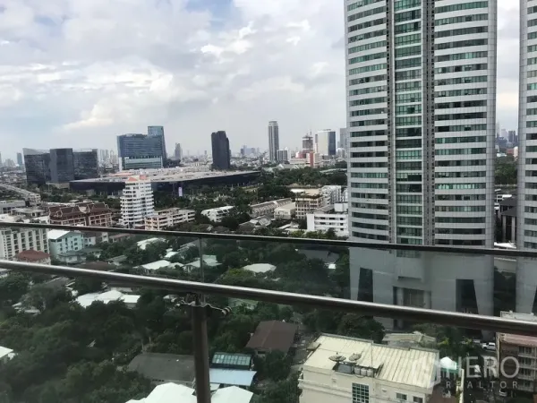 房间 出租在Khlong Toei, Bangkok - 高楼层阳台玻璃栏杆，眺望曼谷天际线，近澎蓬站。