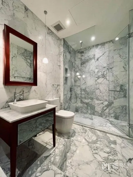 公寓 出租在Watthana, Bangkok - 大理石卫浴，玻璃淋浴间、坐便与台上盆