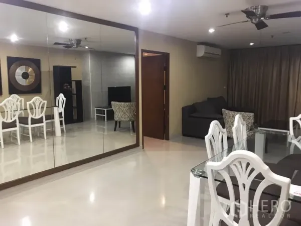 คอนโด ให้เช่าในWatthana, Bangkok - โถงรับแขกและรับประทานอาหารแบบโอเพนแปลน ผนังกระจกเงาและโต๊ะกระจก