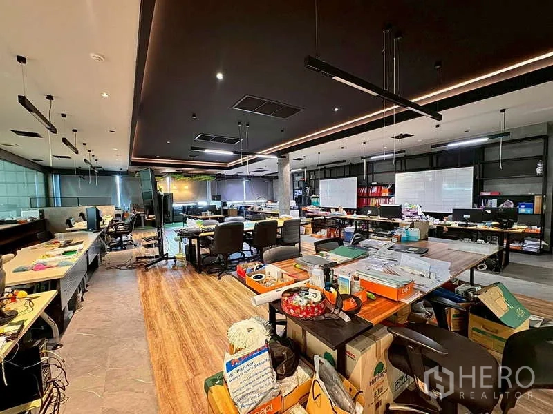 คลังสินค้า ให้เช่าในPrawet, Bangkok - พื้นที่ทำงานสำนักงานยืดหยุ่นมีโต๊ะเรียงยาวและเครื่องพิมพ์