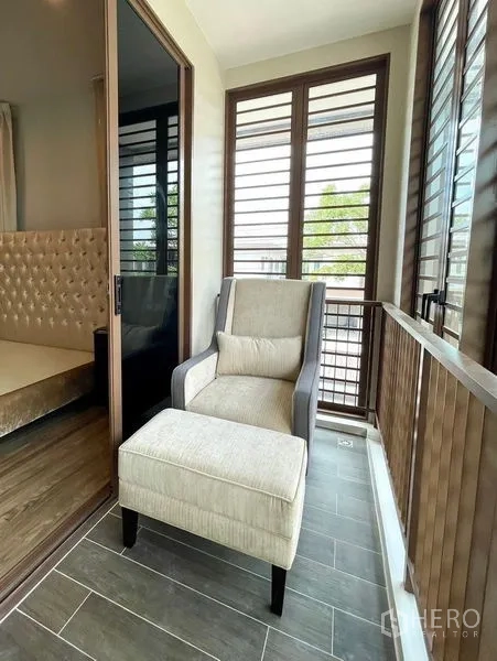 独立式住宅 出售在Bang Kapi, Bangkok - 覆盖式阳台，百叶屏风，滑门旁设软包单椅与脚踏。