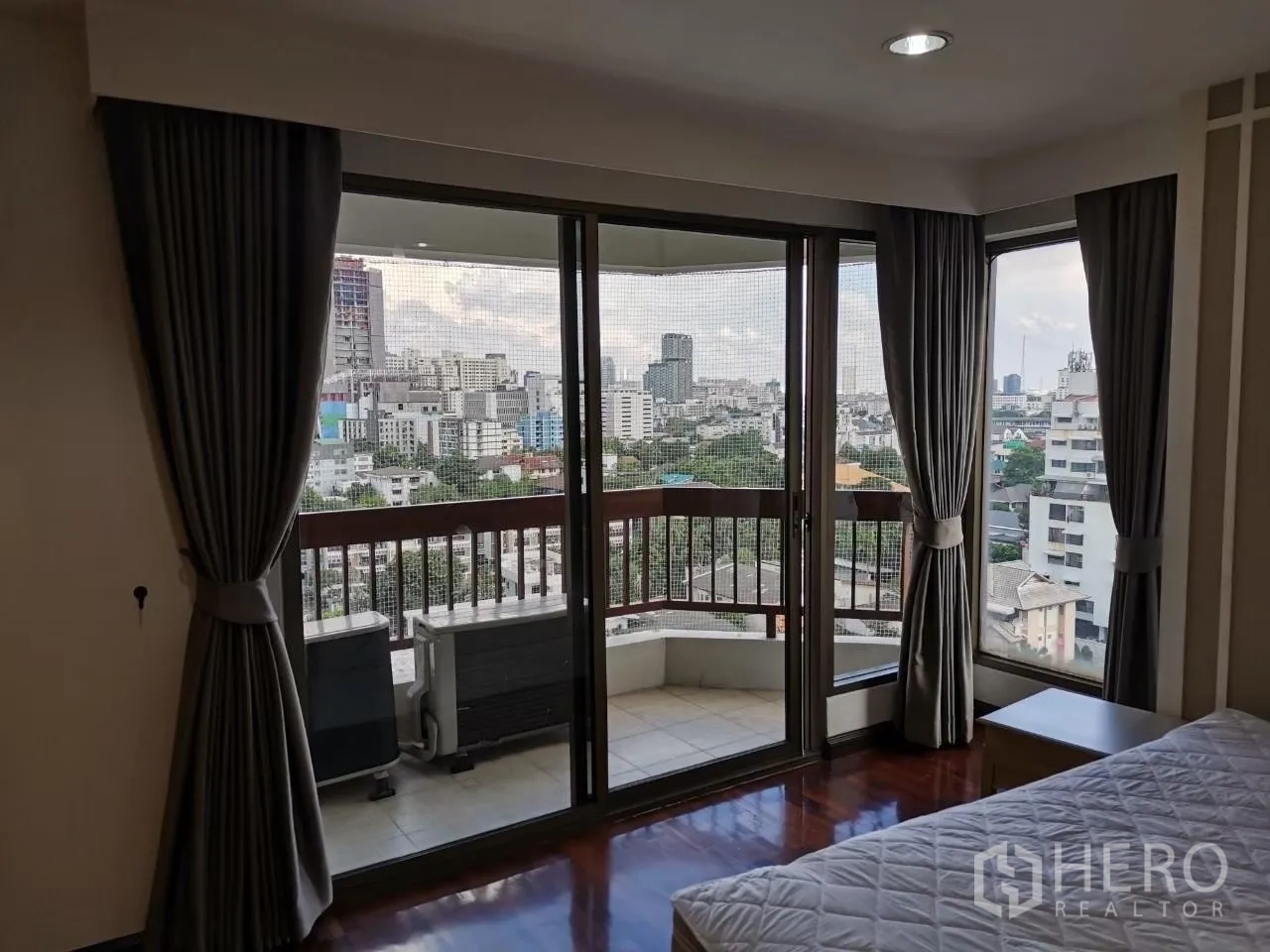 คอนโด ให้เช่าในPhaya Thai, Bangkok - ห้องนอนเปิดออกสู่ระเบียงผ่านประตูกระจกเลื่อน ชมวิวเมืองแบบพาโนรามา