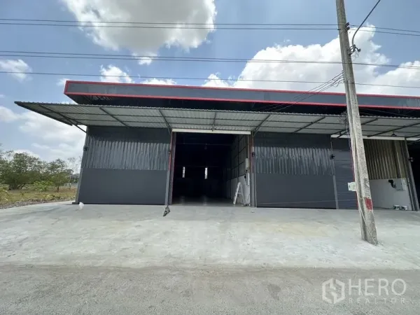 คลังสินค้า ให้เช่าในKhlong Sam Wa, Bangkok - ด้านหน้าโกดังโครงเหล็กสมัยใหม่ ประตูม้วนกว้าง พร้อมกันสาดลานขนถ่าย