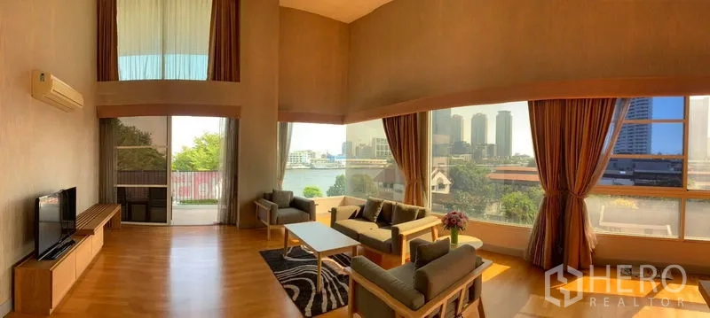 คอนโด ขายในKhlong San, Bangkok - พื้นที่นั่งเล่นกระจกเต็มผนัง มองเห็นวิวแม่น้ำและสกายไลน์เมือง.