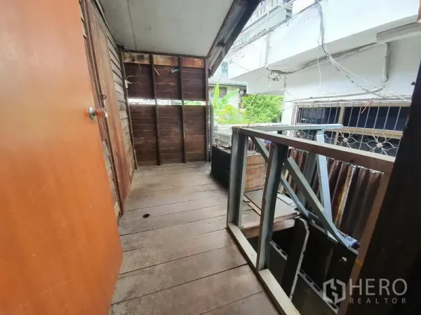 บ้าน ให้เช่าในSathon, Bangkok - ระเบียงแคบแบบมีหลังคา พื้นไม้และราวเหล็ก มองออกสู่ซอย