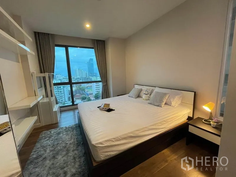 คอนโด ให้เช่าหรือขายในPhra Khanong, Bangkok - ห้องนอนสว่าง เตียงคิง บิลท์อิน และหน้าต่างเต็มบานวิวเมือง