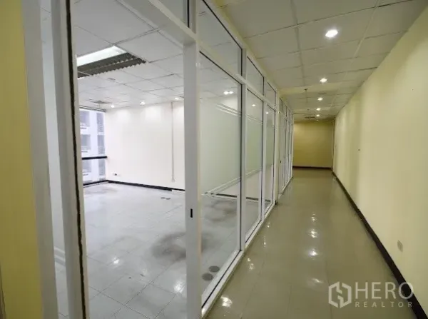 สำนักงาน ให้เช่าในWatthana, Bangkok - โถงทางเดินสว่าง พร้อมผนังกระจกกั้นห้องสำนักงานและไฟฝังใน ย่านสุขุมวิท