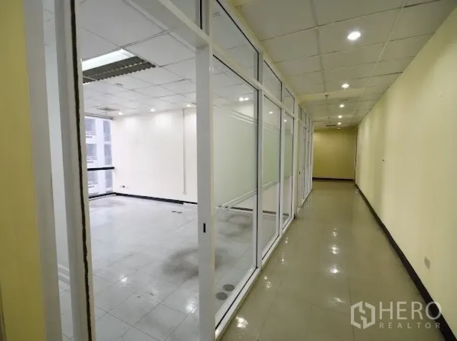 สำนักงาน ให้เช่าในWatthana, Bangkok - โถงทางเดินสว่าง พร้อมผนังกระจกกั้นห้องสำนักงานและไฟฝังใน ย่านสุขุมวิท