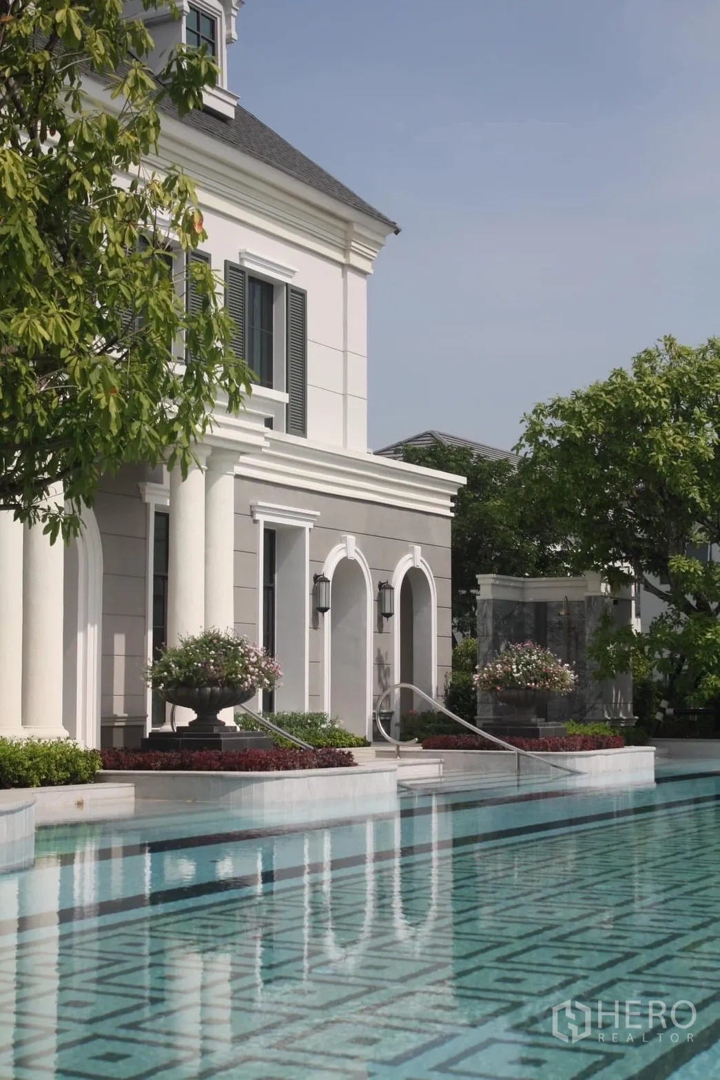 独立式住宅 出租在Bang Phli, Samut Prakan - 会所拱廊与白色立柱，临水景观花园。