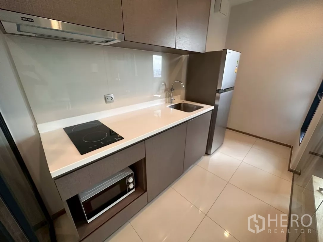 คอนโด ให้เช่าในChatuchak, Bangkok - ครัวรูปแบบแกลเลย์ แผ่นกันเปื้อนเงา ซิงก์ และตู้เก็บของครบ