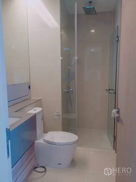 คอนโด ให้เช่าหรือขายในWatthana, Bangkok - ห้องน้ำสไตล์มินิมอลพร้อมตู้ล้างหน้า ฝักบัวกระจกเรนชาวเวอร์ และโถสุขภัณฑ์