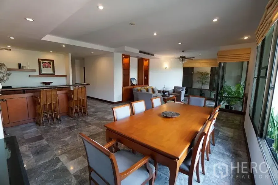 อพาร์ทเมนท์ ให้เช่าในWatthana, Bangkok - พื้นที่รับประทานอาหารและบาร์เชื่อมต่อห้องนั่งเล่นกว้างพร้อมไฟดาวน์ไลท์