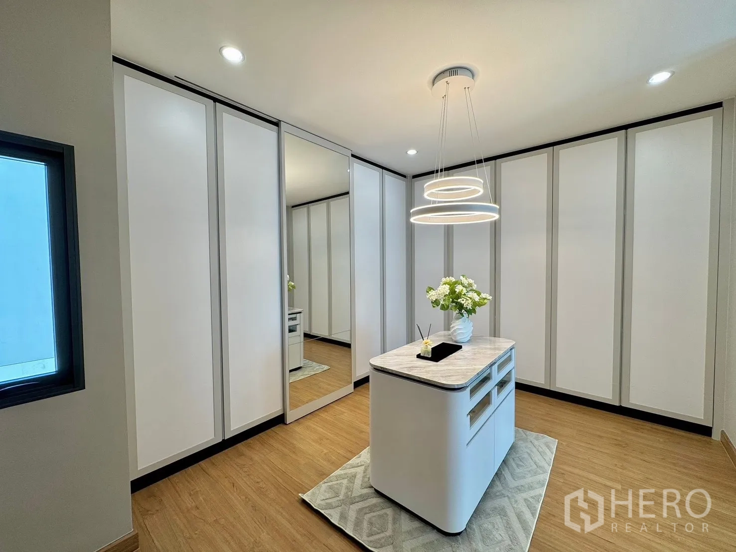 Semi-detached House for sale in Prawet, Bangkok - Upstairs family lounge with sofa, display shelves and big windows.
