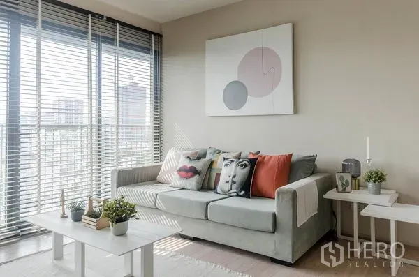 คอนโด ให้เช่าในWatthana, Bangkok - มุมนั่งเล่นอบอุ่น โซฟาสีเทา โต๊ะกลาง และประตูกระจกบานใหญ่ ตกแต่งมินิมอล