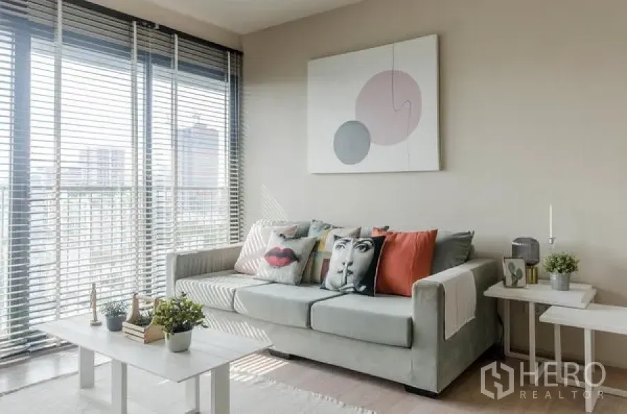 คอนโด ให้เช่าในWatthana, Bangkok - มุมนั่งเล่นอบอุ่น โซฟาสีเทา โต๊ะกลาง และประตูกระจกบานใหญ่ ตกแต่งมินิมอล