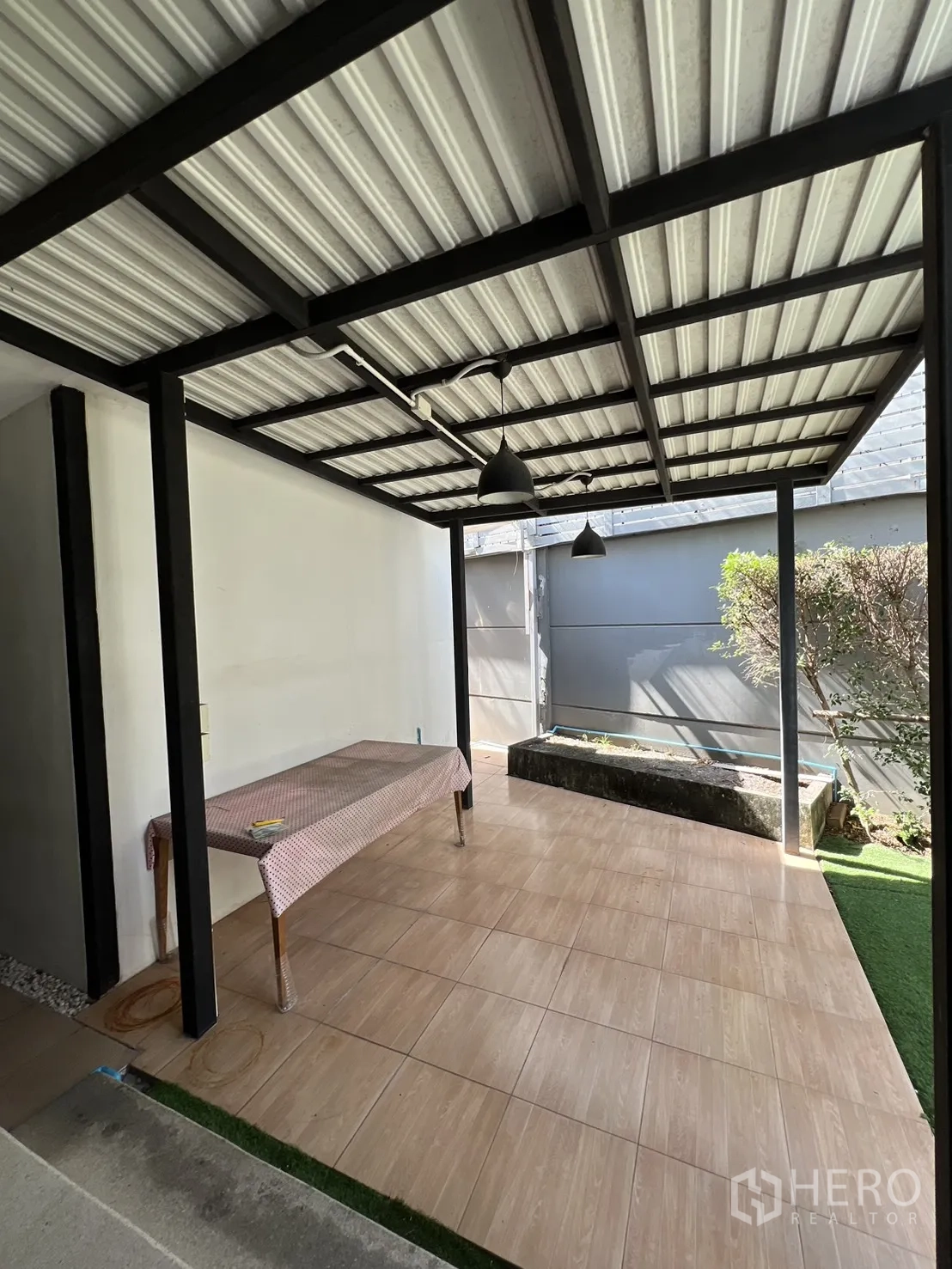 独立式住宅 出售在Bang Kapi, Bangkok - 有顶侧廊，百叶围挡保障私密。