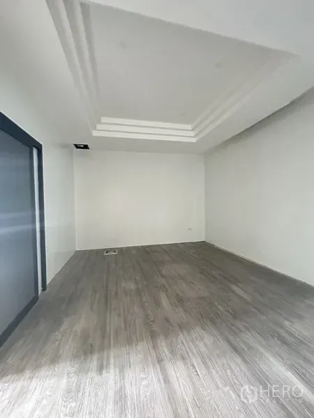 พื้นที่ขายปลีก ให้เช่าในBang Rak, Bangkok - ห้องสี่เหลี่ยมพร้อมฝ้าหลุมและพื้นลามิเนต พร้อมปรับตกแต่ง.