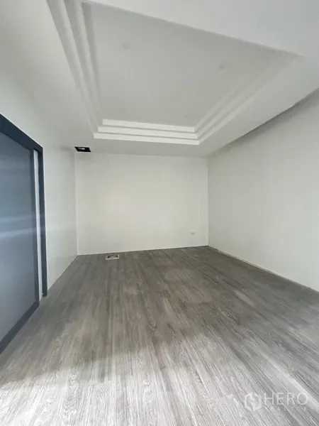 พื้นที่ขายปลีก ให้เช่าในBang Rak, Bangkok - ห้องสี่เหลี่ยมพร้อมฝ้าหลุมและพื้นลามิเนต พร้อมปรับตกแต่ง.