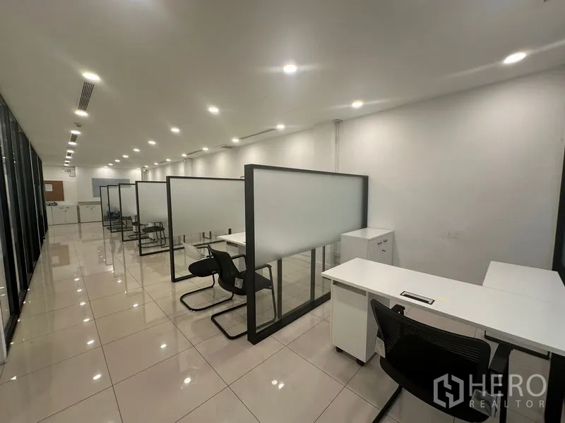 สำนักงานที่บ้าน ให้เช่าในBang Na, Bangkok - แถวบูธทำงานต่อเนื่องตามโถงทางเดินที่สว่าง